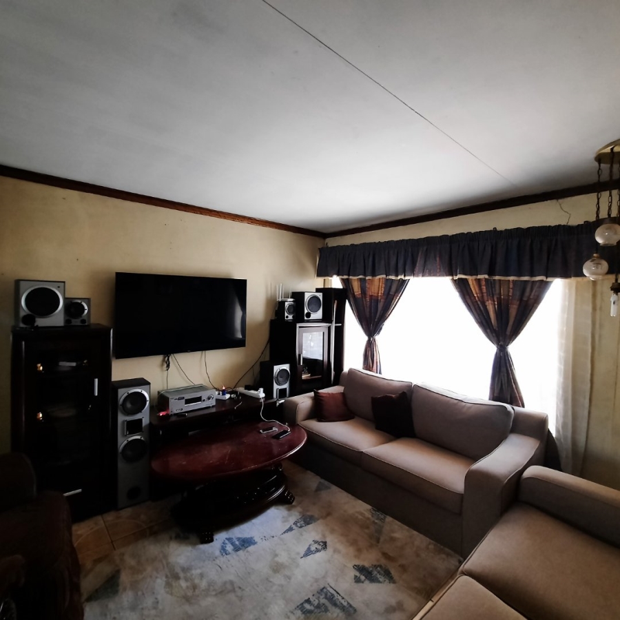 6 Bedroom Property for Sale in Lourierpark Free State